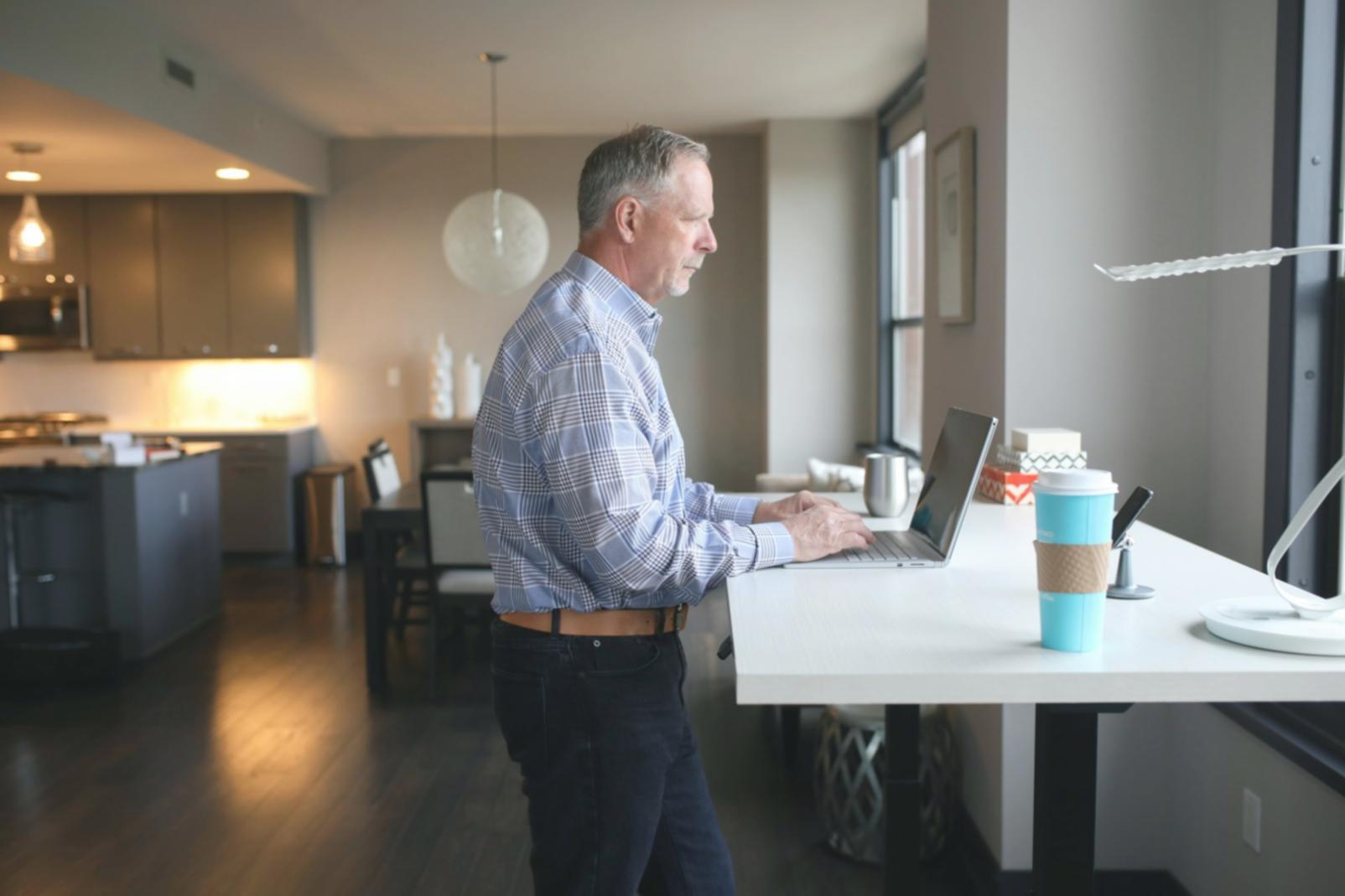 Студенты изучают финансовые документы